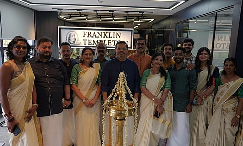 കൊച്ചി പള്ളിമുക്ക് ചര്‍ച്ച് ലാന്‍ഡിംഗ് റോഡില്‍ ഫ്രാങ്ക്ലിന്‍ ടെംപ്ള്‍ടണിന്റെ പുതിയ ഓഫീസ് ഫ്രാങ്ക്ലിന്‍ ടെംപ്ള്‍ടണ്‍ (ഇന്ത്യ) പ്രസിഡന്റ് അവിനാശ് സത്വലേക്കര്‍ ഉദ്ഘാടനം ചെയ്യുന്നു.