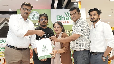 വിഷ്ണു ഭവന്‍ ഫ്രോസണ്‍ ഉത്പന്നങ്ങളുടെ വിപണനോദ്ഘാടനം ദമ്പതികള്‍ക്ക് നല്‍കി വിഷ്ണു ഭവന്‍ ബിസിനസ് ഹെഡ് കുരുവിള മാത്യു നിര്‍വഹിക്കുന്നു. 