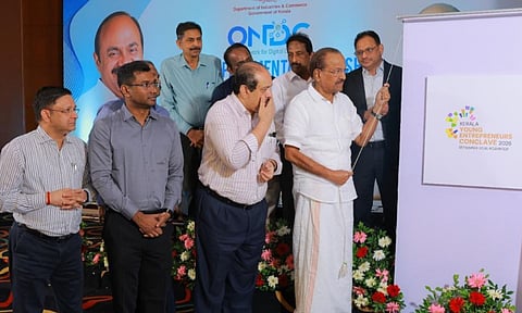 സംസ്ഥാന വ്യവസായ വാണിജ്യ വകുപ്പിന്റെ ആഭിമുഖ്യത്തില്‍ സെപ്റ്റബറില്‍ നടക്കുന്ന 'യങ് എന്റര്‍പ്രണേഴ്സ് കോണ്‍ക്ലേവിന്റെ ഔദ്യോഗിക ലോഗോ പ്രകാശനം വ്യവസായ മന്ത്രി പി.കെ. കുഞ്ഞാലിക്കുട്ടി നിര്‍വഹിക്കുന്നു.