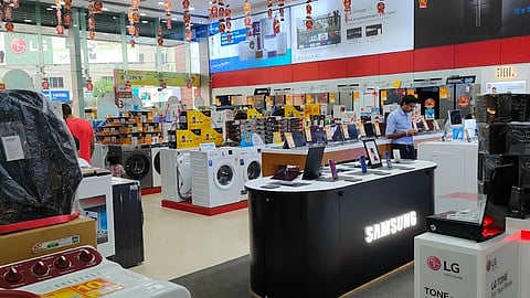 ₹45,000 കോടിയുടെ ഓണവിപണിയെ മിഡില്‍ ഈസ്റ്റ് സംഘര്‍ഷം ബാധിക്കുമോ? പ്രവാസിപ്പണത്തിലും കയറ്റുമതിയിലും കേരളത്തിന് ആശങ്ക