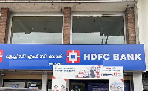ബാങ്കിംഗ് മേഖലയിലും 'എഐ കട്ട്'; 9 വര്‍ഷത്തിനിടെ ആദ്യമായി ജീവനക്കാരെ കുറച്ച് എച്ച്ഡിഎഫ്സി; ജീവനക്കാര്‍ കുറഞ്ഞപ്പോള്‍ ലാഭം കൂടി! 