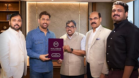 ധോണി ഇനി മലബാര്‍ ഗോള്‍ഡിനൊപ്പം; ബ്രാന്‍ഡ് അംബാസഡറായി കരാറൊപ്പിട്ടു