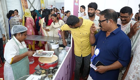 ഓണ വിപണിയില്‍ ഡിമാന്റ് സദ്യക്കോ, പൂവിനോ? കുടുംബശ്രീ പറയുന്നത് വിറ്റുവരവിന്റെ ഈ കഥ