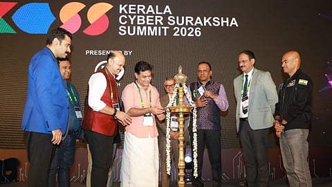 കേരള സൈബര്‍ സുരക്ഷ സമ്മിറ്റ് 2026 ഉദ്ഘാടനം ഹൈബി ഈഡന്‍ എം പി  നിര്‍വഹിക്കുന്നു. എഫ്9 ഇന്‍ഫോടെക് പ്രതിനിധികളായ രാജേഷ് രാധാകൃഷ്ണന്‍, രാജേഷ് വിക്രമന്‍, ജയകുമാര്‍ മോഹനചന്ദ്രന്‍, ഡാറ്റാ സെക്യൂരിറ്റി കൗണ്‍സില്‍ ഓഫ് ഇന്ത്യ സിഇഒ വിനായക് ഗോഡ്സെ, ഡിജിപി മനോജ് എബ്രഹാം, ലെഫ്റ്റനെന്റ് ജനറല്‍ മാധവന്‍ ഉണ്ണികൃഷ്ണന്‍ നായര്‍, എയര്‍ കമ്മഡോര്‍ പ്രശാന്ത് ബാലകൃഷ്ണന്‍ നായര്‍ എന്നിവര്‍ സമീപം.

