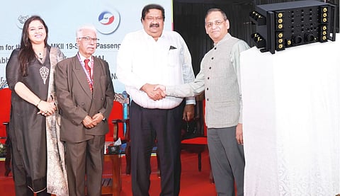 സ്.എഫ്.ഒ ടെക്നോളജീസ് സാരസ് എം.കെ 2 വിമാനത്തിനായി വികസിപ്പിച്ച പ്രൈമറി പവർ ഡിസ്ട്രിബ്യൂഷൻ സിസ്റ്റം (PPDS) എൻ.എ.എൽ ഡയറക്ടർ ഡോ. അഭയ് എ പാഷിൽക്കറിന് നെസ്റ്റ് ഗ്രൂപ്പ് ചെയർമാനും മാനേജിംഗ് ഡയറക്ടറുമായ ഡോ. എൻ. ജഹാംഗീർ കൈമാറുന്നു. എച്ച്.എ.എൽ മുൻ സി.എം.ഡി ഡോ. കൃഷ്ണദാസ് നായരും നെസ്റ്റ് ഗ്രൂപ്പ് ഇ.ഡി & സി.ഇ.ഒ (സോഫ്റ്റ്‌വെയർ ഡിവിഷൻ) നസ്നീൻ ജഹാംഗീറും സമീപം.