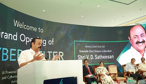 സൈബര്‍ഷെല്‍ട്ടറിന്റെ ഗ്ലോബല്‍ ഡെലിവറി സെന്ററിന്റെയും (ജിഡിസി) സൈബര്‍ സെക്യൂരിറ്റി സെന്റര്‍ ഓഫ് എക്‌സലന്‍സിന്റെയും (സിഒഇ) ഉദ്ഘാടനം നിര്‍വഹിച്ച് മുഖ്യമന്ത്രി വി.ഡി സതീശന്‍ സംസാരിക്കുന്നു.
