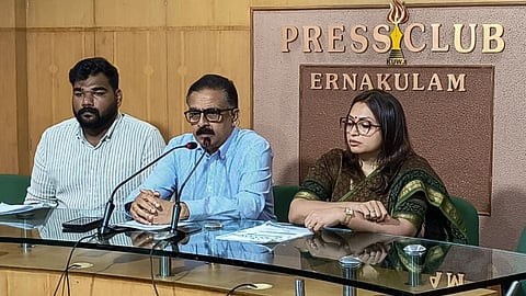 ആസ്റ്റര്‍ ക്വാളിറ്റി കെയര്‍ ക്യാന്‍സര്‍ കോണ്‍ക്ലേവ് (എക്യൂസിസിഒഎന്‍) 2026 പ്രഖ്യാപനത്തില്‍ ഡോ. ജെം കളത്തില്‍, ഡോ. വിനീത റിജ്ജു, ഓങ്കോളജി വിഭാഗം സീനിയര്‍ കൗണ്‍സിലര്‍ സാജന്‍ ഫിലിപ്പ് എന്നിവര്‍ സമീപം.