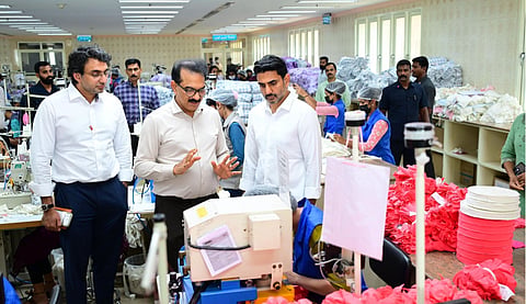 ആന്ധ്രാപ്രദേശ് ഐടി, ഇലക്‌ട്രോണിക്‌സ് മന്ത്രി നാരാ ലോകേഷ് കിഴക്കമ്പലം കിറ്റെക്‌സ് ഫാക്ടറിയില്‍ സന്ദര്‍ശനം നടത്തുന്നു. സാബു ജേക്കബ് സമീപം.