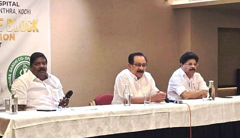 ഇന്ദിരാഗാന്ധി സഹകരണ ആശുപത്രി സെക്രട്ടറി അജയ് തറയില്‍, പ്രസിഡന്റ് എം.ഒ ജോണ്‍, വൈസ് പ്രസിഡന്റ് അബ്ദുല്‍ മുത്തലിബ് എന്നിവര്‍ വാര്‍ത്താ സമ്മേളനത്തില്‍.