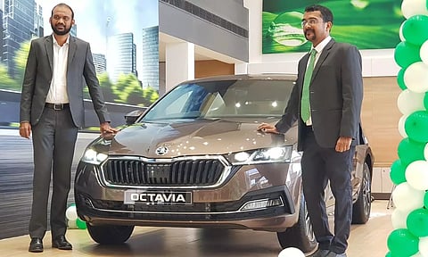 കൊച്ചിയിലെ ഇവി‌എം സ്കോഡ ഷോറൂമിൽ പുതിയ സ്‌കോഡ ഓക്ടേവിയ ലോഞ്ച് ഷെമിർ മുഹമ്മദ്, സുചീന്ദ്രൻ എം എന്നിവർ ചേർന്ന് നടത്തിയപ്പോൾ.&nbsp;
