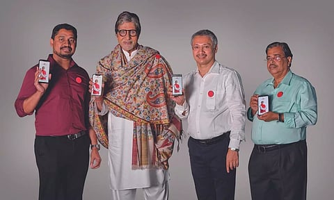 ചലച്ചിത്രതാരവും വികെസി ബ്രാന്റ് അംബാഡിഡറുമായ അമിതാഭ് ബച്ചന്‍ വികെസി പരിവാര്‍ ആപ്പ് അവതരിപ്പിക്കുന്നു. വികെസി ഗ്രൂപ്പ് എംഡി വികെസി റസാഖ്,  ഡയറക്ടര്‍മാരായ വി. റഫീഖ്, കെ.സി ചാക്കോ എന്നിവര്‍ സമീപം.