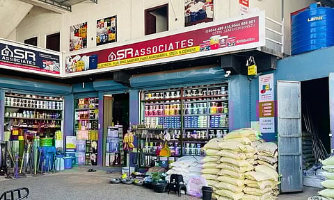 മാതമംഗലം സമരം ഒത്തുതീര്‍പ്പിലേക്ക്, പക്ഷേ  ഹൈക്കോടതി ഉത്തരവ് നോക്കുകുത്തി