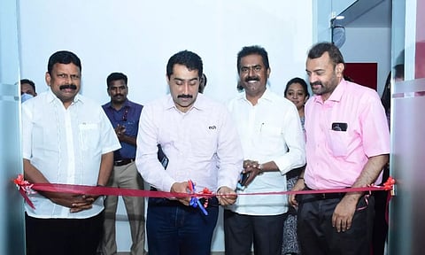 തിരുവനന്തപുരത്തെ ടെക്നോപാര്‍ക്കിന്റെ മൂന്നാം ഘട്ടത്തില്‍ യുഎസ്എയിലെ ബോസ്റ്റണ്‍ ആസ്ഥാനമായി പ്രവര്‍ത്തിക്കുന്ന ടോറസ് ഡെവലപ്പേഴ്സ് നടപ്പാക്കുന്ന രാജ്യത്തെ തന്നെ ഏറ്റവും വലിയ ടൗണ്‍ഷിപ്പുകളിലൊന്നായ ടോറസ് ഡൗണ്‍ടൗണ്‍ ട്രിവാന്‍ഡ്രം പദ്ധതിയുടെ എക്‌സ്പീരിയന്‍സ് പവലിയന്‍ കഴക്കൂട്ടത്തുള്ള അസറ്റ് ഹോംസ്/ടോറസ് ഹോള്‍ഡിംഗ്‌സ് കോര്‍പ്പറേറ്റ് ഓഫീസില്‍ ടോറസ് ഹോള്‍ഡിംഗ്‌സ് ഇന്ത്യ എംഡി അജയ് പ്രസാദ് ഉദ്ഘാടനം ചെയ്യുന്നു. അസറ്റ് ഹോംസ് മാനേജിംഗ് ഡയറക്ടര്‍ സുനില്‍ കുമാര്‍ വി., രഘു ചന്ദ്രന്‍ നായര്‍, അനില്‍കുമാര്‍ എന്നിവര്‍ സമീപം.
