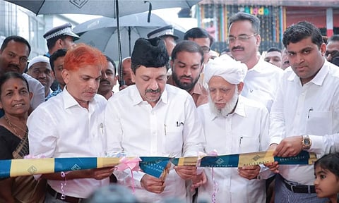 ബ്യൂട്ടിമാര്‍ക്ക് ഗോള്‍ഡ്&amp;ഡയമണ്ട്‌സിന്റെ പുതിയ ഷോറൂം മാനന്തവാടിയില്‍ പാണക്കാട് സയ്യിദ് സ്വാദിഖലി ശിഹാബ് തങ്ങള്‍ ഉദ്ഘാടനം ചെയ്യുന്നു