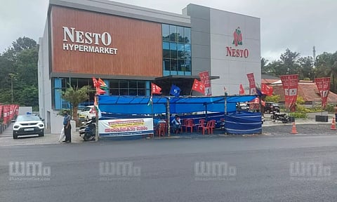 10 ദിവസത്തിനിടെ കുറഞ്ഞത് ഒരു കോടിയുടെ വില്‍പ്പന, നെസ്റ്റോ നോക്കുകൂലി സമരത്തിന് പരിഹാരമായില്ല