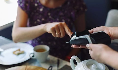 സര്‍വീസ് ചാര്‍ജ് നിര്‍ത്തലാക്കിയിട്ടും നിങ്ങളുടെ ഹോട്ടല്‍ ബില്ലില്‍ അതുള്‍പ്പെടുത്തിയിട്ടുണ്ടോ? നിങ്ങള്‍ എന്ത് ചെയ്യണം?