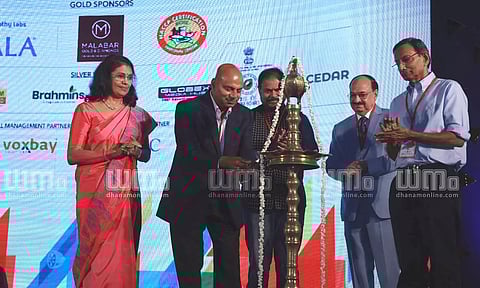 ചടങ്ങിൽ റീറ്റെയ്‌ലേഴ്‌സ്&nbsp; അസോസിയേഷൻ ഓഫ് ഇന്ത്യ ചെയർമാൻ ബിജോ കുര്യൻ ദീപം തെളിയിക്കുന്നു. ധനം എക്സിക്യൂട്ടീവ് ഡയറക്ടർ മരിയ ഏബ്രഹാം, നാച്വറൽസ് സഹസ്ഥാപകനും സിഇഒയുമായ സി കെ കുമരവേൽ, കോൺഫറൻസ് ചെയർമാൻ ദീപക് അസ്വാനി, ധനം മാനേജിംഗ് ഡയറക്റ്ററും എഡിറ്ററുമായ കുര്യൻ ഏബ്രഹാം എന്നിവർ സമീപം