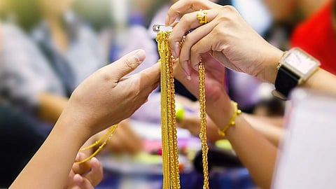 നട്ടുച്ചക്ക് കുതിച്ചു ചാടി സ്വര്‍ണം, പവന് ഒറ്റയടിക്ക് 400 രൂപ കൂടിയത് രാവിലെ ഉറങ്ങിക്കിടന്ന ശേഷം; എന്താ സംഭവം?