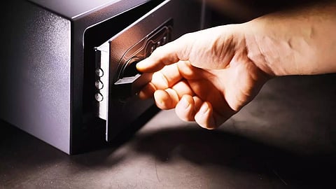 ലോക്കറില്‍ വെച്ച പണം ചിതലെടുത്താല്‍ ബാങ്ക് ഉത്തരവാദിത്വം പറയുമോ?