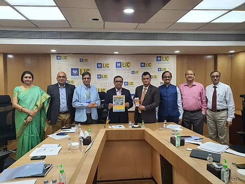 എല്‍.ഐ.സി ചെയര്‍മാന്‍ സിദ്ധാര്‍ത്ഥ മൊഹന്തി, എം.ഡിമാരായ എം. ജഗന്നാഥ്, തബ്‌ലേഷ് പാണ്ഡെ, ആര്‍.ദൊരൈസ്വാമി തുടങ്ങിയവര്‍ ചേര്‍ന്ന് എല്‍.ഐ.സി ജീവന്‍ ധാര 2 പ്ലാന്‍ അവതരിപ്പിക്കുന്നുImage courtesy: lic