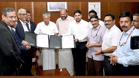 മുഖ്യമന്ത്രി പിണറായി വിജയന്റെയും വ്യവസായ മന്ത്രി പി.രാജീവിന്റെയും സാന്നിധ്യത്തില്‍ നിയമസഭാ മന്ദിരത്തില്‍ വച്ചുനടന്ന ചടങ്ങില്‍ സിയാലില്‍ ഹൈഡ്രജന്‍ പ്ലാന്റ് സ്ഥാപിക്കുന്നതിനുള്ള ധാരണാപത്രം സിയാല്‍ എം.ഡി. എസ്. സുഹാസും ബി.പി.സി.എല്‍ സി.എം.ഡി ജി. കൃഷ്ണകുമാറും കൈമാറുന്നു. ചീഫ് സെക്രട്ടറി ഡോ.വി.വേണു, അഡിഷണല്‍ ചീഫ് സെക്രട്ടറി കെ.ആര്‍.ജ്യോതിലാല്‍, പ്രിന്‍സിപ്പല്‍ സെക്രട്ടറി സുമന്‍ ബില്ല എന്നിവര്‍ സമീപം