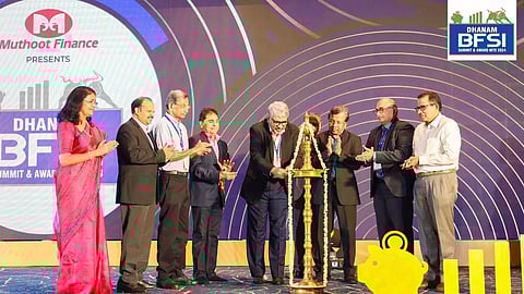 കൊച്ചി ലെ മെറിഡിയന്‍ കണ്‍വെന്‍ഷന്‍ സെന്ററില്‍ ആരംഭിച്ച ആറാമത് ധനം ബി.എഫ്.എസ്.ഐ സമിറ്റ് ആന്‍ഡ് അവാര്‍ഡ് നൈറ്റ് 2024ന് തുടക്കം കുറിച്ചുകൊണ്ട് സൗത്ത് ഇന്ത്യന്‍ ബാങ്ക് മാനേജിംഗ് ഡയറക്റ്ററും സി.ഇ.ഒയുമായ പി.ആര്‍. ശേഷാദ്രി ഭദ്രദീപം തെളിക്കുന്നു. എല്‍.ഐ.സി എക്‌സിക്യുട്ടീവ് ഡയറക്റ്റര്‍ ആര്‍. സുധാകര്‍, മുത്തൂറ്റ് ഫിനാന്‍സ് മാനേജിംഗ് ഡയറക്റ്റര്‍ ജോര്‍ജ് അലക്‌സാന്‍ഡര്‍ മുത്തൂറ്റ്, എല്‍.ഐ.സി മുന്‍ എം.ഡി ടി.സി സുശീല്‍ കുമാര്‍, കേഡിയ സെക്യൂരിറ്റീസ് സ്ഥാപകന്‍ വിജയ് കേഡിയ, കെ. വെങ്കടാചലം അയ്യര്‍ ആന്‍ഡ് കോ സീനിയര്‍ പാര്‍ട്ട്‌നര്‍ എ.ഗോപാലകൃഷ്ണന്‍, വര്‍മ്മ ആന്‍ഡ് വര്‍മ്മ ചാര്‍ട്ടേഡ് അക്കൗണ്ടന്‍സ് സീനിയര്‍ പാര്‍ട്ട്‌നര്‍ വിവേക് കൃഷ്ണ ഗോവിന്ദ്, ധനം ചീഫ് എഡിറ്റര്‍ കുര്യന്‍ എബ്രഹാം, ധനം എക്‌സിക്യൂട്ടീവ് എഡിറ്ററും ഡയറക്റ്ററുമായ മരിയ എബ്രഹാം എന്നിവര്‍ സമീപം