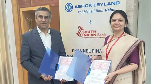 &nbsp;ഡീലര്‍ ഫിനാന്‍സ് സേവനം സംബന്ധിച്ച ധാരണാപത്രം സൗത്ത് ഇന്ത്യന്‍ ബാങ്ക് സീനിയര്‍ ജനറല്‍ മാനേജറും ഗ്രൂപ്പ് ബിസിനസ് ഹെഡുമായ ബിജി എസ്.എസ് അശോക് ലെയ്‌ലാന്‍ഡിന്റെ ട്രഷറി ഹെഡ് സി. നീലകണ്ഠന് കൈമാറുന്നു