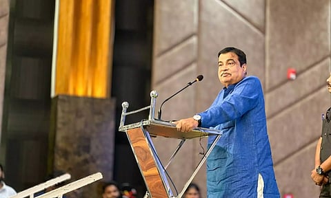 nitin gadkari speaking on stage