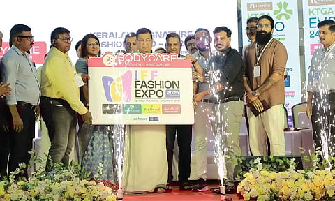 ഐ.എഫ്.എഫ് ഫാഷന്‍ എക്‌സ്‌പോ 2025ന്റെ ലോഗോ പ്രകാശനം കെ.ടി.ജി.എ സംസ്ഥാന പ്രസിഡന്റും കല്യാണ്‍ സില്‍ക്ക്‌സ് ചെയര്‍മാനുമായ ടി.എസ് പട്ടാഭിരാമന്‍ നിര്‍വഹിക്കുന്നു.
