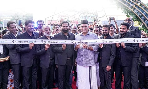 റോയല്‍ ഡ്രൈവ് സ്മാര്‍ട്ട് ഉദ്ഘാടനം സയ്യിദ് മുനവ്വറലി ശിഹാബ് തങ്ങള്‍ നിര്‍വഹിക്കുന്നു. ചെയര്‍മാനും മാനേജിംഗ് ഡയറക്ടറുമായ മുജീബ് റഹ്‌മാന്‍, സഹസ്ഥാപകനും ഡയറക്ടറുമായ സനാഹുള്ള, വൈസ് പ്രസിഡന്റ് റഹ്‌മത്തുള്ള, ഡയറക്ടര്‍മാരായ മുജീബ് റഹിമാന്‍ പിച്ചന്‍, സി. ഉസ്മാന്‍ എന്നിവര്‍ സമീപം.
