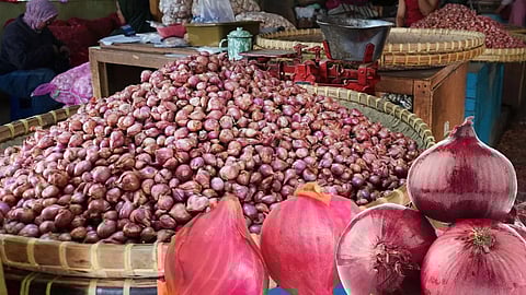 സവാള വില പിടിവിട്ട് കുതിക്കാന്‍ മഹാരാഷ്ട്ര തിരഞ്ഞെടുപ്പും കാരണം; വില കൂടിയാലും കുറഞ്ഞാലും ചര്‍ച്ചാവിഷയം