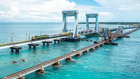 പാമ്പന്‍ പാലം 'അപകട'ത്തില്‍; റെയില്‍വേ സുരക്ഷ കമീഷണറുടെ റിപ്പോര്‍ട്ടില്‍ ആശങ്ക; അന്വേഷണത്തിന് സമിതി