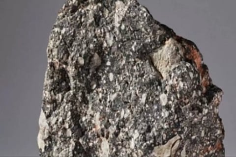 ചന്ദ്രനില്‍ നിന്ന് പതിച്ച പാറ വില്‍പ്പനയ്ക്ക്; വില 19 കോടി രൂപ