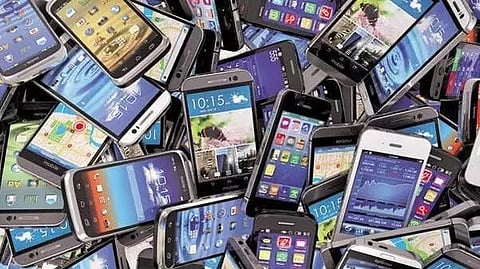 കോവിഡ്; സ്മാര്‍ട്ട് ഫോണ്‍ വില്‍പ്പന കഴിഞ്ഞ 10 വര്‍ഷത്തിലെ ഏറ്റവും കുറഞ്ഞ നിരക്കില്‍