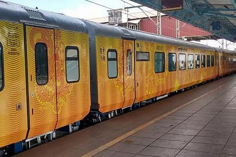 ടിക്കറ്റില്ലാ യാത്രക്കാരെ പിടികൂടി റെയില്‍വേ കോടികള്‍ ഈടാക്കി