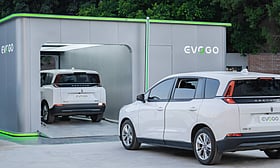 ഇവി മാര്‍ക്കറ്റ് മിഡില്‍ഈസ്റ്റ് 'പുഷ്', ഷോറൂമുകളില്‍ തിരക്കേറി; വില്പന കുതിച്ചുയരുമെന്ന പ്രതീക്ഷയില്‍ കമ്പനികള്‍