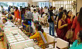 സ്വര്‍ണം വീണ്ടും മുന്നോട്ട്, എല്ലാ കണ്ണുകളും ടെഹ്‌റാനില്‍; വില കുതിക്കുമോ?