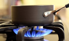 വോട്ടെടുപ്പ് നാളെ കഴിയുന്നു; സിലിണ്ടർ നിയന്ത്രണം കടുക്കുമോ? ഗ്യാസ് ബുക്കിം​ഗിൽ മാറ്റം വരുമോ?