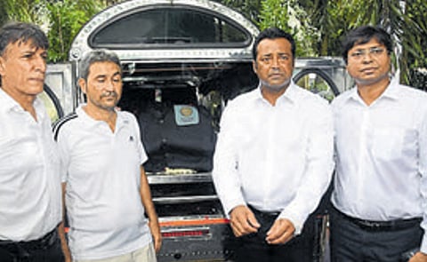 Leander Paes (second from right) with Hockey India president Dilip Tirkey (right) during his father Vece Paes’ funeral in Kolkata on Sunday. 