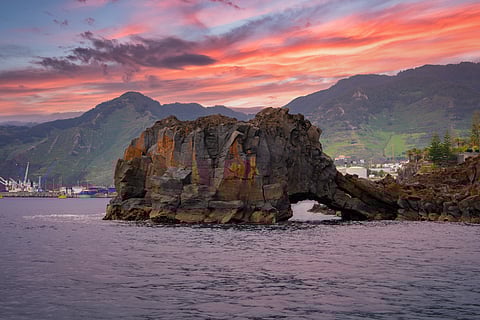 Why do cliffs in Portugal form vertical columns like pipe organ?
