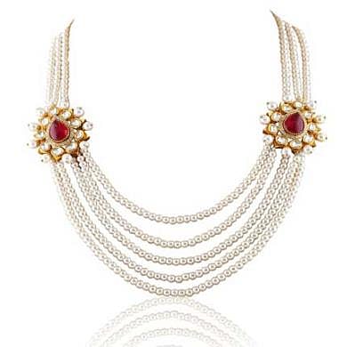 An elegant neckpiece from ‘Designer Gold Bridal Collection’ by Velvetcase.com