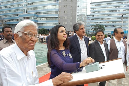Smt. Amruta Devendra Fadnavis and Shri Kirtibhai Doshi inaugurates 118-feet high Flag Mast at Bharat Diamond Bourse complex - the second highest Flag Mast in Mumbai