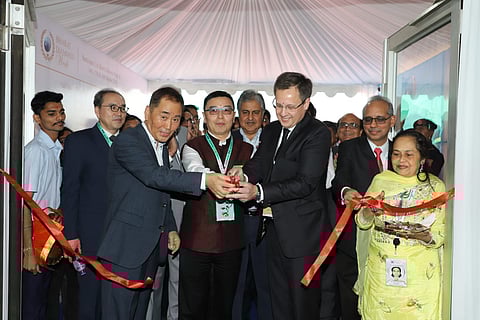 Dignitaries at the ribbon cutting ceremony: Evgeny Agureev, CEO, ALROSA & Nanhai Yan, VP, Shanghai Diamond Bourse