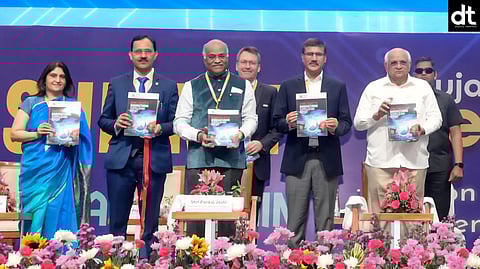 Left to Right- Smt Mona Khandhar IAS, Principal Secretary, DST, Government of Gujarat, Ashok Chandak, President, IESA, Dr. V Veerappan Chairman, IESA, Lars Reger, EVP & CTO, NXP Semiconductors, Shri Pankaj Joshi IAS, Chief Secretary of Government of Gujarat & Shri Bhupendra Patel Hon’ble Chief Minister of Gujarat at the inaugural ceremony of 19th IESA Vision Summit