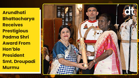 Arundhati Bhattacharya receiving the Padma Shri award from Honourable President of India, Smt. Droupadi Murmu at the Rashtrapati Bhavan, New Delhi