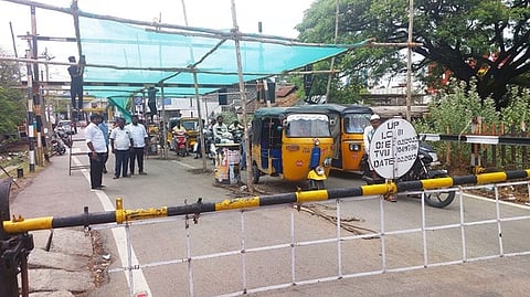 பணி நேரத்தில் தூங்கியதால்: அரக்கோணம் அருகே ரயில்வே கேட் கீப்பர்கள் பணியிடை  நீக்கம்! railway