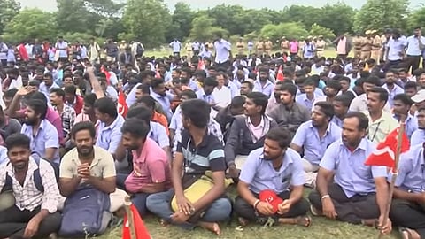 போராட்டத்தில் ஈடுபட்ட தொழிலாளர்கள்