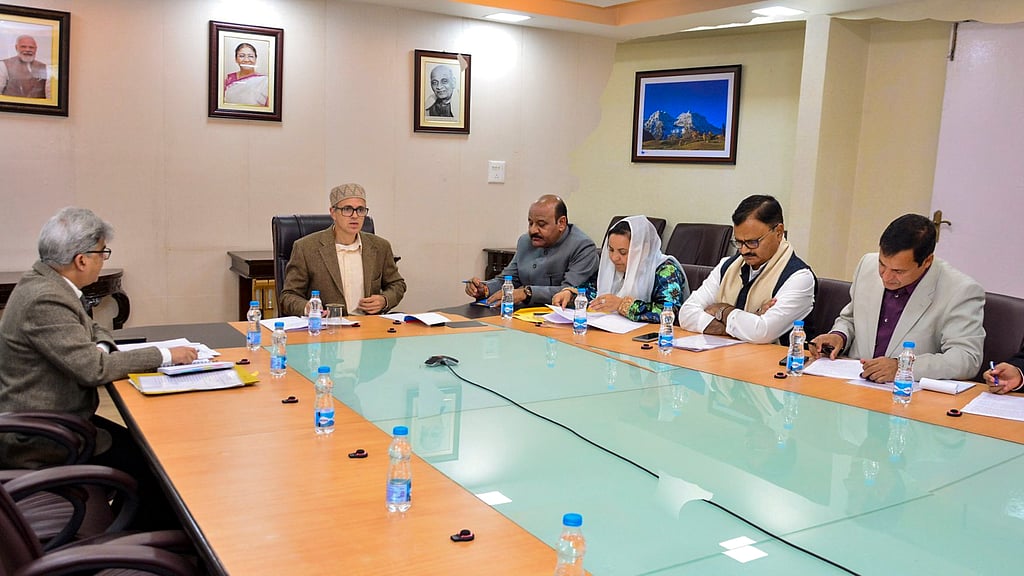 ஜம்முகாஷ்மீருக்கு மாநில அந்தஸ்து அமைச்சரவையில் தீா்மானம் ஆளுநர்