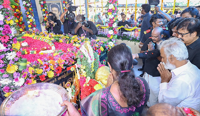 விஜயகாந்த் நினைவிடத்தில் பிரேமலதா கண்ணீர் மல்க அஞ்சலி!