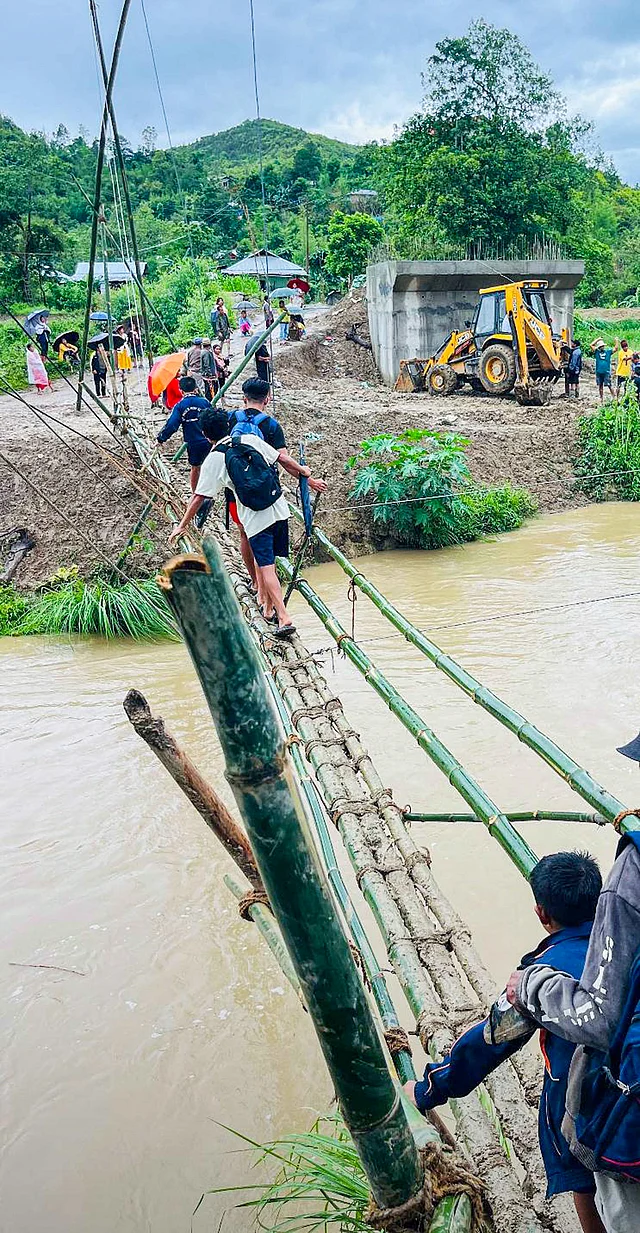 பொது மக்களை மீட்கும் பணியில் ராணுவம் மற்றும் அசாம் ரைபிள்ஸ் படையினர்.